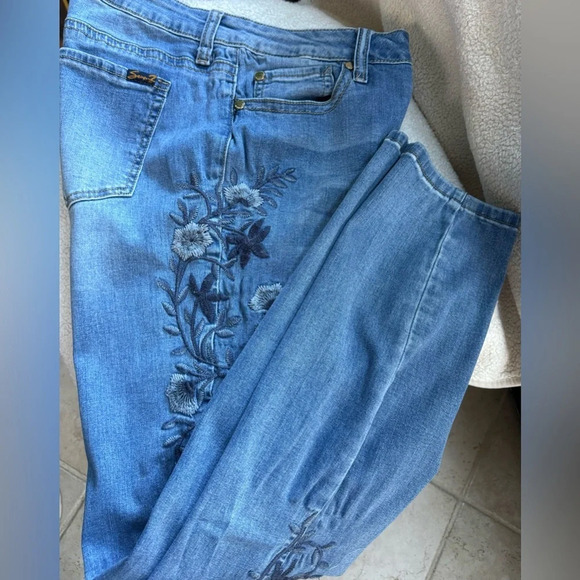 Seven7 women’s 14 distressed & features floral embroidered designs both legs. - Picture 3 of 11
